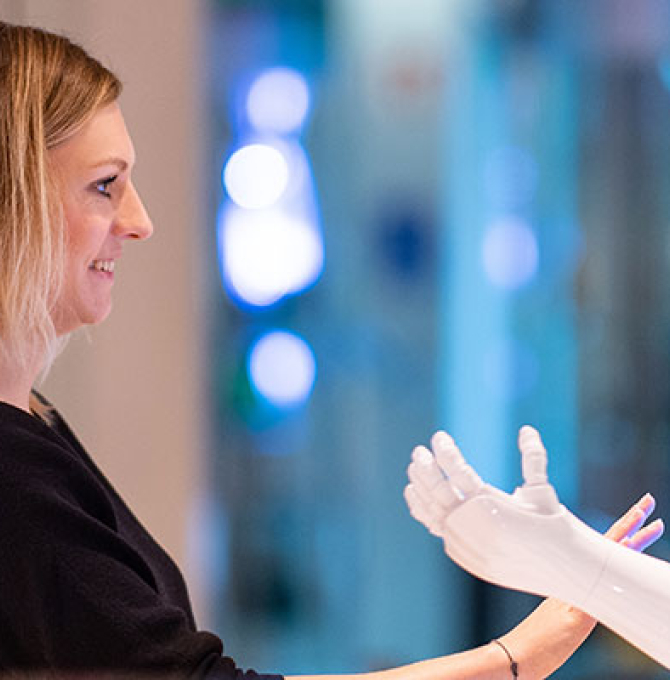 Die Kuratorin Judith Spickermann steht in der Ausstellung: "Künstliche Intelligenz und Robotik" im Heinz Nixdorf MuseumsForum vor einem Serviceroboter Namens Pepper. Pepper wird für soziale Interaktionen, derzeit vor allem in Verkaufsräumen und im Pflegewesen eingesetzt. Das Heinz Nixdorf MuseumsForum zeigt ab dem 27. Oktober auf 500 Quadratmetern die neuesten Entwicklungen der Künstlichen Intelligenz und Robotik.
