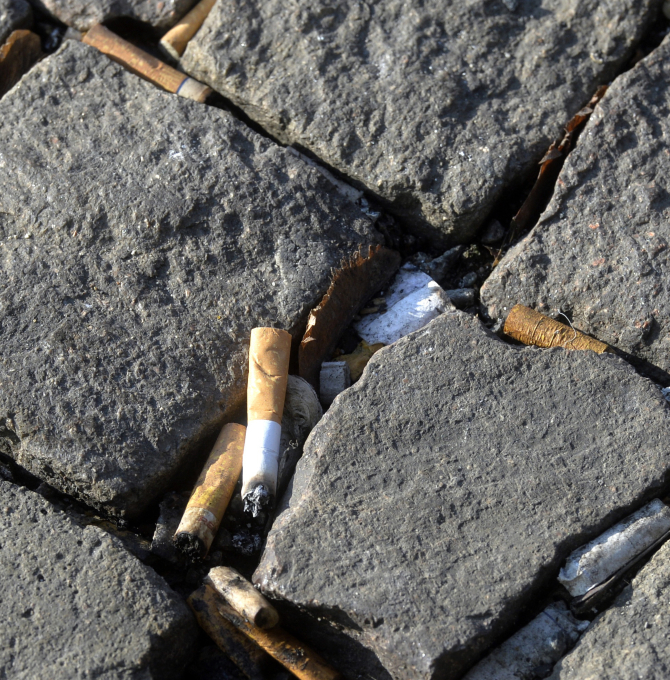 Zigarettenkippen im Straßenpflaster