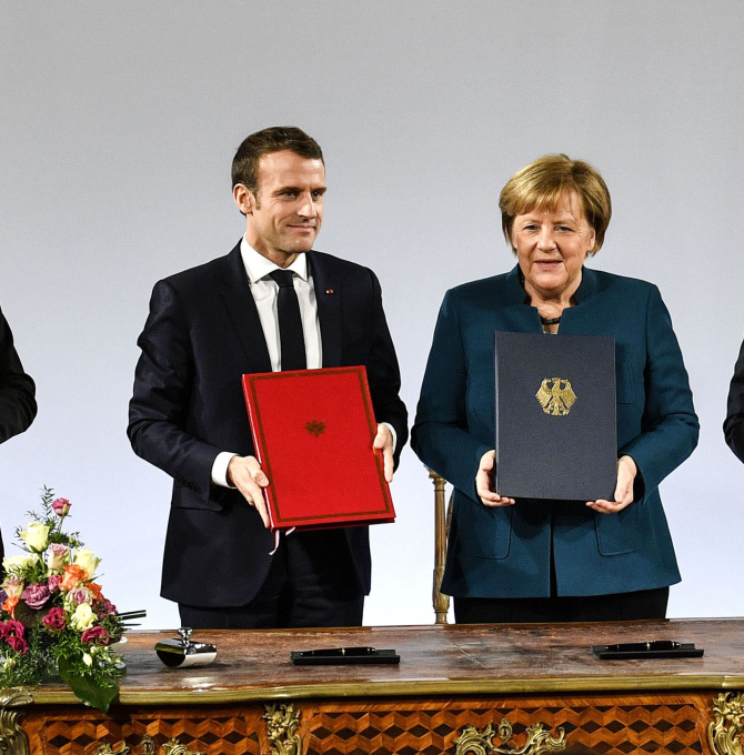 Vertragsunterzeichnung in Aachen am 22. Januar 2019. In der Mitte des Bildes stehen Bundeskanzlerin Merkel und der französische Präsident Macron.