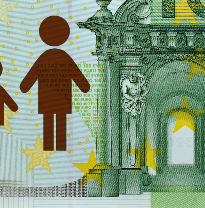 Symbolbild Kindergeld, Familienkosten, Kosten für Kinder, Familienplanung, teure Kinder, Ausgaben für Kinder, 100-EURO-Geldschein Banknote Vorderseite