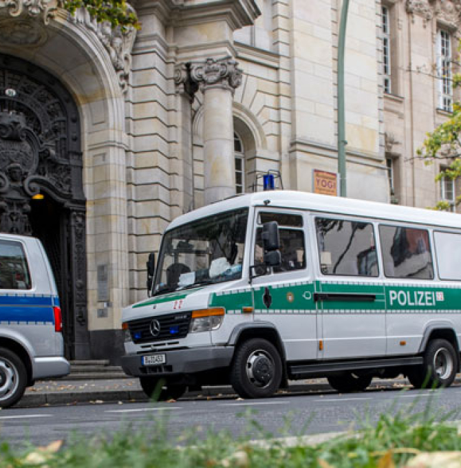 Polizeiwagen stehen am 06.10.2015 in Berlin vor einem Gerichtsgebäude in Moabit. Anlass für die Sicherheitsmaßnahmen ist ein Prozess gegen ein Mitglied einer bekannten arabischen Großfamilie vor dem Amtsgericht.