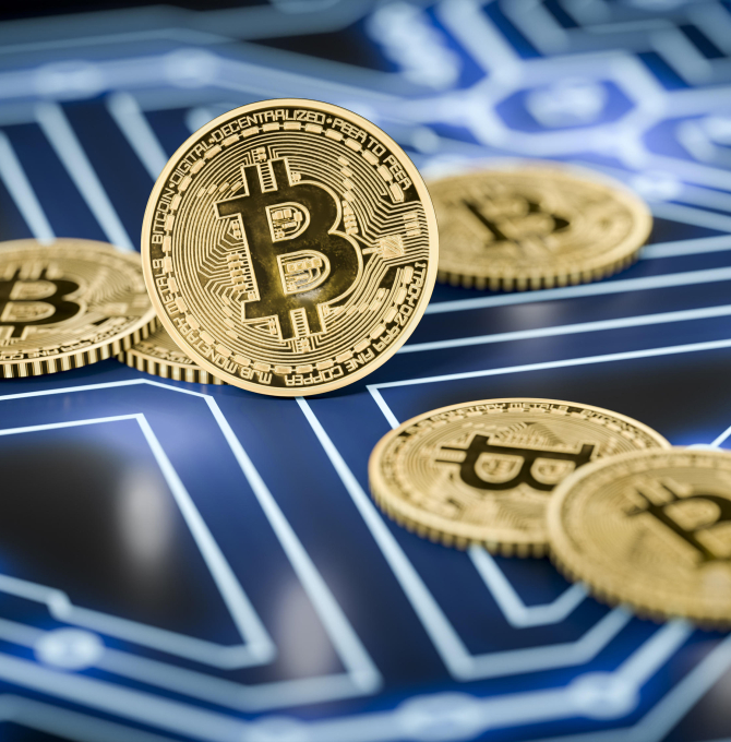 Bitcoins auf blauer elektronischer Vorlage
