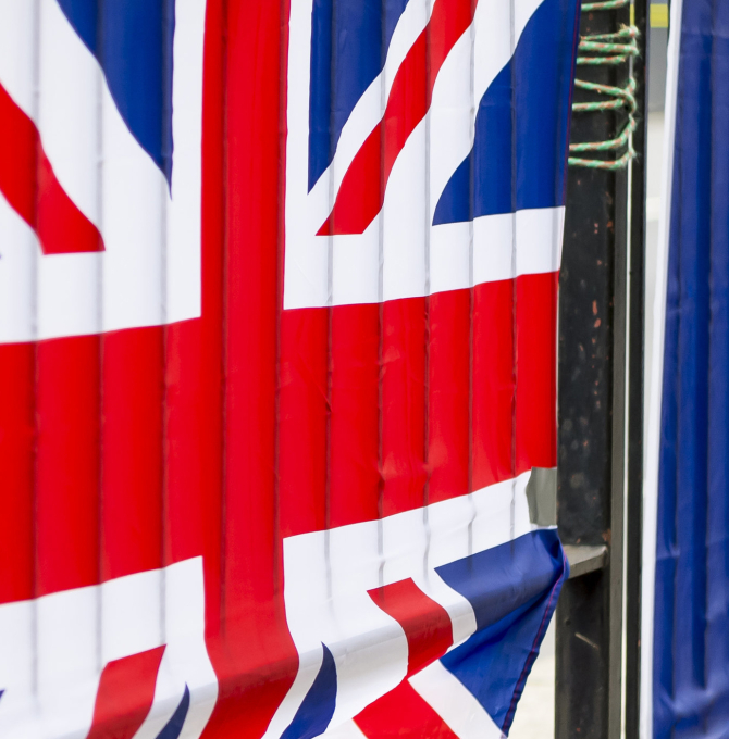 Britsche Flagge mit EU-Flaggen an einem Zaun