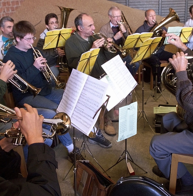 Bläserchor der evangelischen Kirchengemeinde Dortelweil bei einem Erntedankgottesdienst in einer Scheune auf einem Bauernhof in Bad Vilbel- Dortelweil bei Frankfurt am Main.