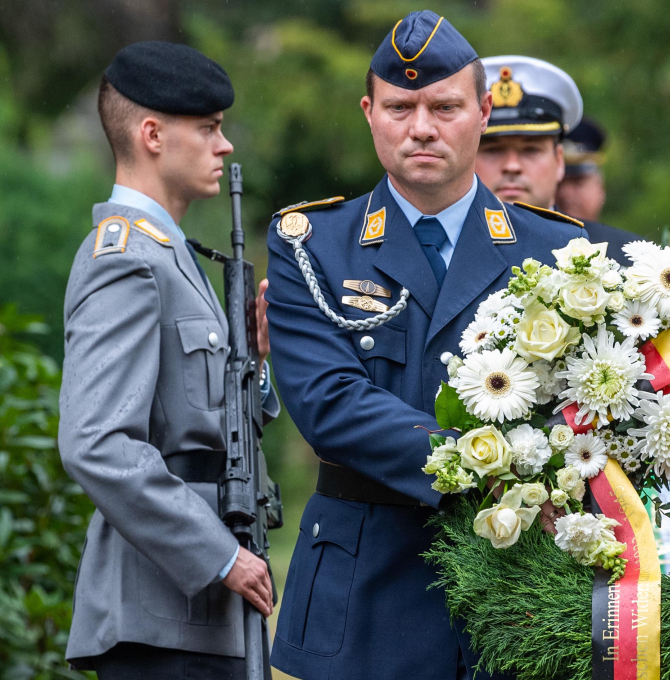 Marinesoldaten tragen beim Ehrengedenken der Bundeswehr anlässlich des 75. Jahrestages des von Claus Schenk Graf von Stauffenberg begangenen Attentates auf Adolf Hitler vom 20. Juli 1944 auf dem Nordfriedhof Kränze zu den Ehrengräbern der Generale des Widerstandes Friedrich Olbricht und Hans Oster.