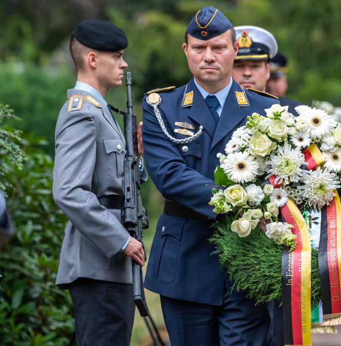 Marinesoldaten tragen beim Ehrengedenken der Bundeswehr anlässlich des 75. Jahrestages des von Claus Schenk Graf von Stauffenberg begangenen Attentates auf Adolf Hitler vom 20. Juli 1944 auf dem Nordfriedhof Kränze zu den Ehrengräbern der Generale des Widerstandes Friedrich Olbricht und Hans Oster.