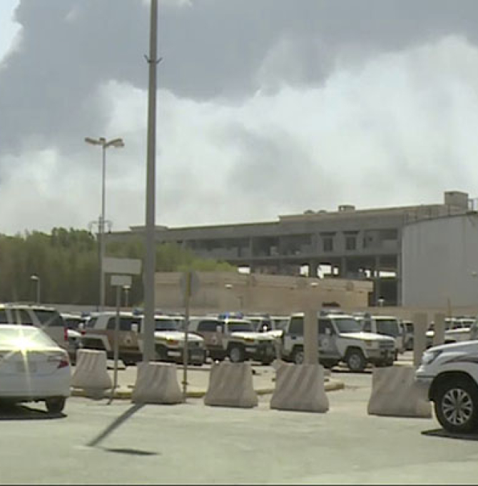 Brennende Ölförderanlage in Saudi Arabien