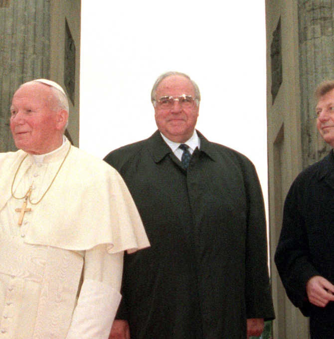 Papst Johannes Paul II. gemeinsam mit Helmut Kohl am Brandenburger Tor (1996)