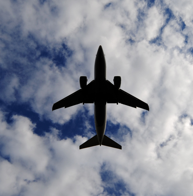 Flugzeug hoch in den Wolken