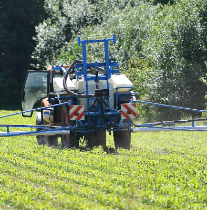 Traktor versprüht Pflanzenschutzmittel