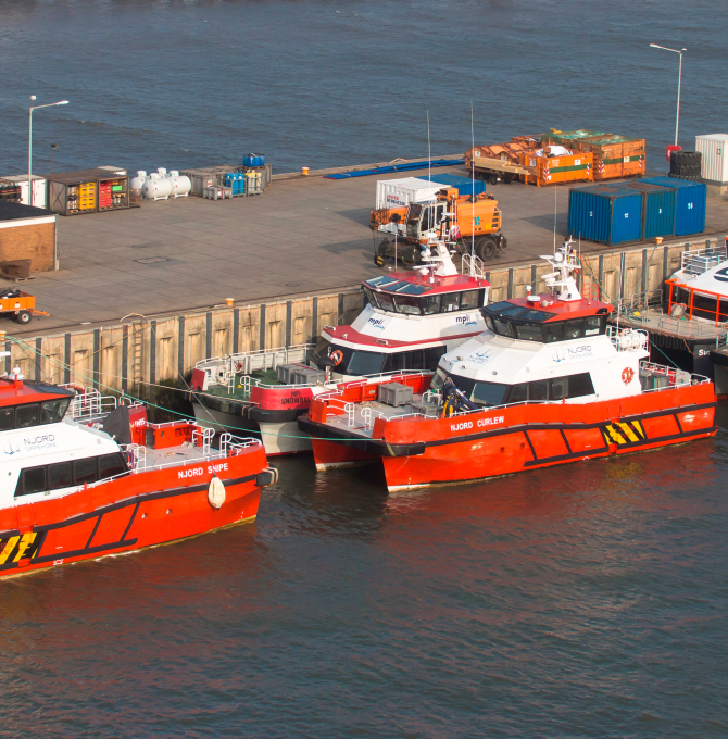 Helgoland Südhafen mit Windkraftversorgern