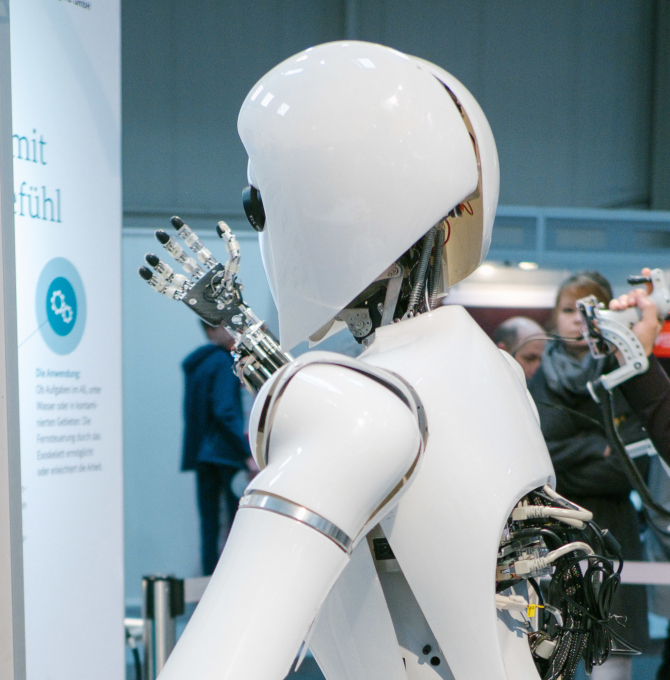 Mitarbeiter des Robotic Innovation Centers steuert den Roboter AILA