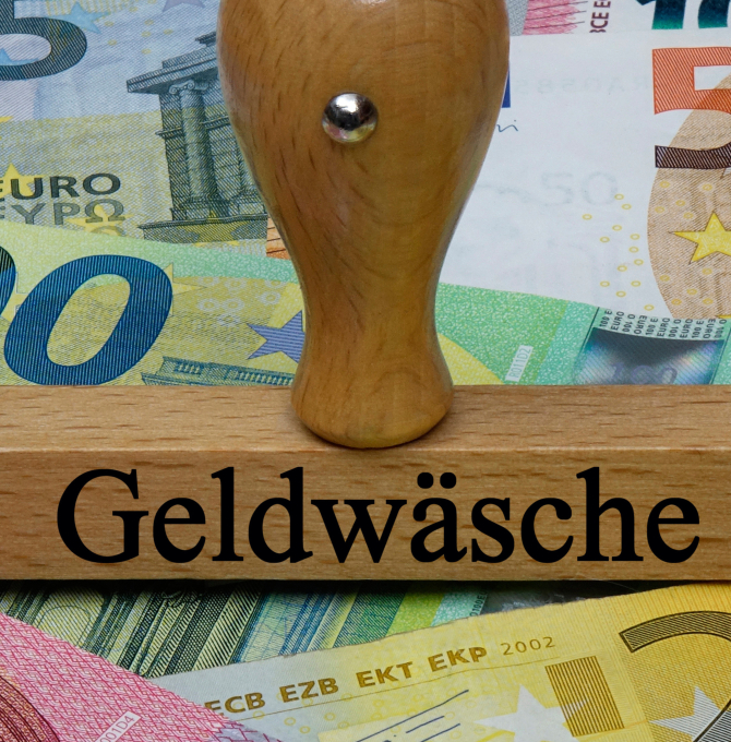Geldscheine mit Stempel "Geldwäsche"