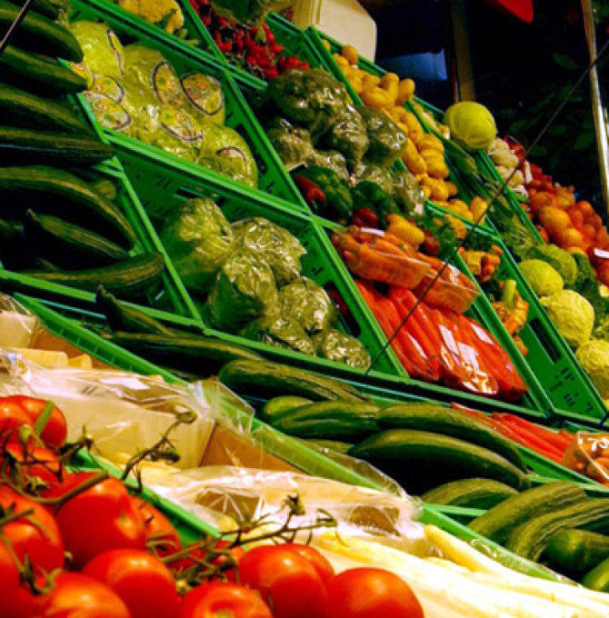 Obst- und Gemüsestand in einem Supermarkt