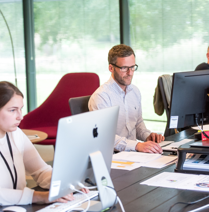 Arbeitende Sachbearbeiter an ihren Computern