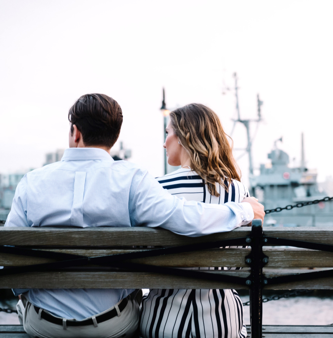 Ein junges Paar sitzt auf einer Bank
