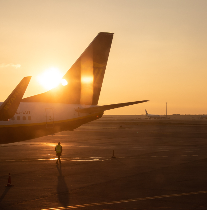 Flugzeug im Sonnenuntergang