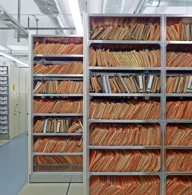 Blick in einen der Magazinräume des Stasi-Unterlagen-Archivs in Berlin. Hier lagert in so gegannten Gleitregalanlagen ein Teil der insg. 111 Aktenkilometern des Archivs.