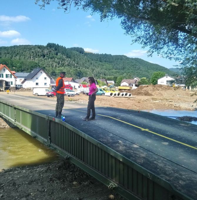 Die Bundeswehr baut eine Notbrücke über der Ahr.