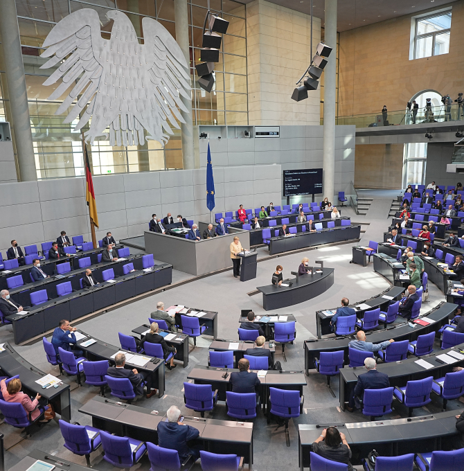 Bundeskanzlerin Angela Merkel (CDU) spricht im Plenum im Deutschen Bundestag. In seiner voraussichtlich letzten Debatte Bundestags der Wahlperiode soll unter anderem über die Situation in Deutschland, die Entscheidung über Hochwasser-Aufbaufonds und Neuregelungen zu Corona beraten werden.
