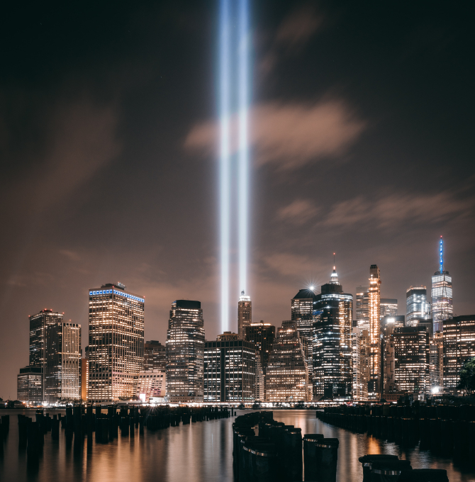 Die Lichtsäulen in Manhattan bei Nacht