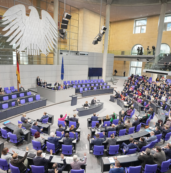 Abgeordnete nehmen an der Sitzung im Bundestag teil. Es geht unter anderem um weitere Corona-Maßnahmen wie die von SPD, Grünen und FDP geplante Impfpflicht für Personal in Kliniken oder Pflegeheimen.