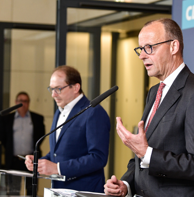 Merz (vorne) & Dobrindt (hinten) beim Statement vor der Fraktionssitzung am 10.05.2022