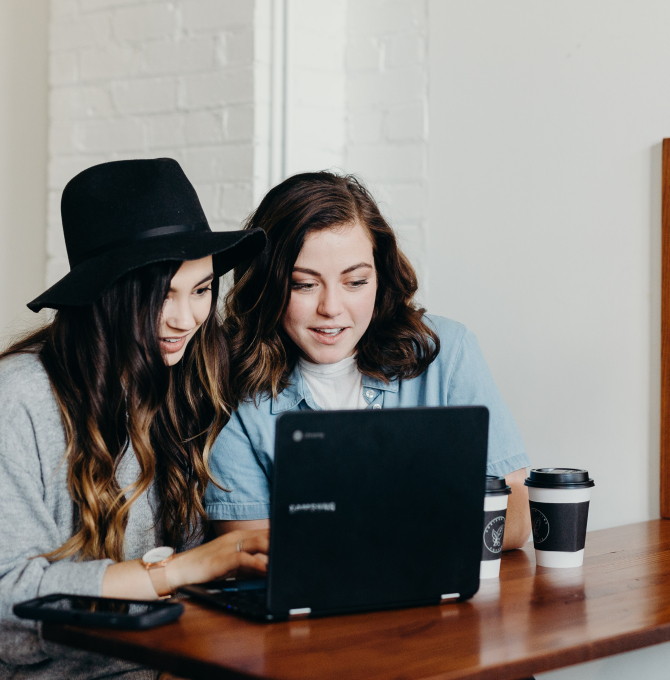 Zwei Frauen am Computer