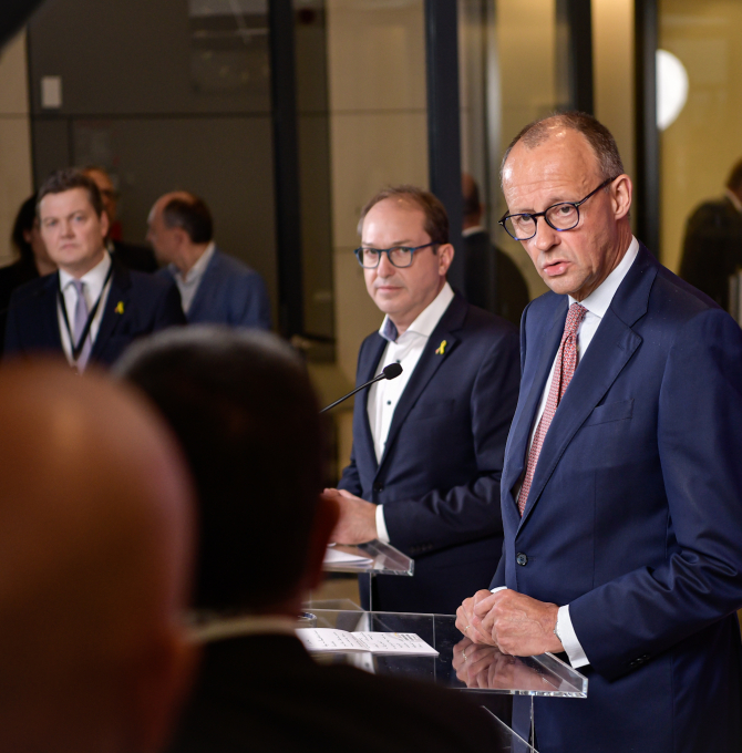 Statement vor der Fraktionssitzung mit Friedrich Merz (rechts) und Alexander Dobrindt (links)