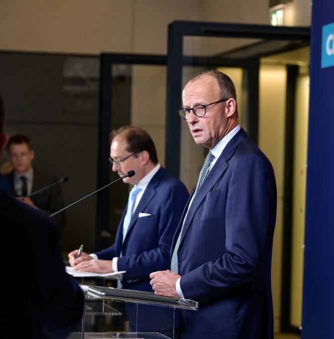 Friedrich Merz (vorne) und Alexander Dobrindt (hinten) beim Statement vor der Sitzung der CDU/CSU-Bundestagsfraktion.
