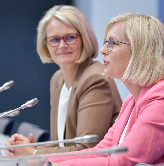 Anja Karliczek & Christiane Schenderlein