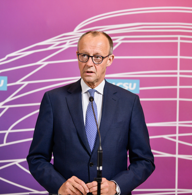 Friedrich Merz steht vor der Pressewand der CDU/CSU-Bundestagsfraktion. Er gibt ein Statement vor der Fraktionssitzung ab. 