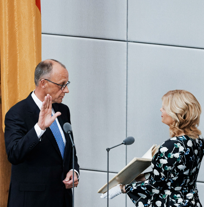 Der neue Bundeskanzler wird im Bundestag vereidigt.