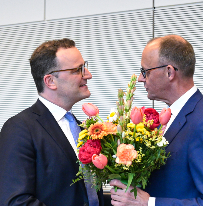Friedrich Merz gratuliiert Jens Spahn zur Wahl als neuen Fraktionsvorsitzenden der CDU/CSU-Fraktion im Deutschen Bundestag,