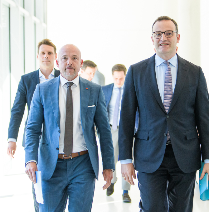 Jens Spahn und Alexander Hoffmann auf dem Weg zum Statement
