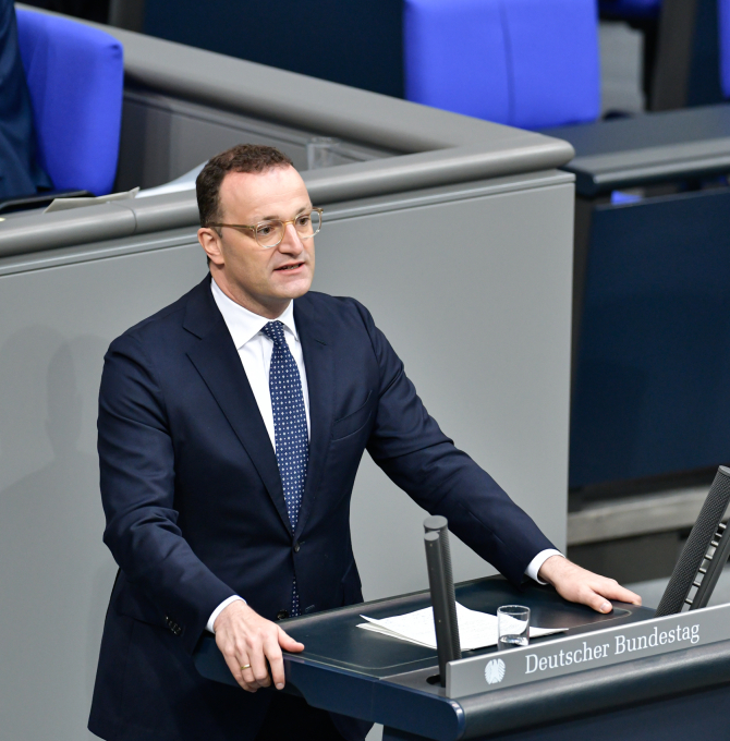 Foto von Jens Spahn am Rednerpult im Plenum des Deutschen Bundestags