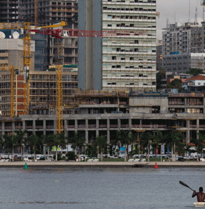 Zahlreiche Hochhäuser wachsen hinter der neugebauten Uferpromenade, der Bahia de Luanda in die Höhe.