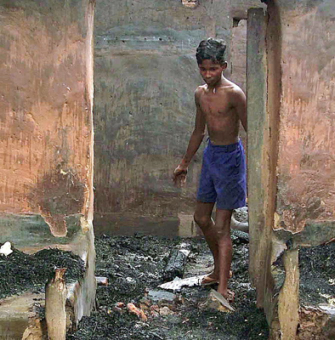 Indien Christen Junge zerstörtes Haus in Orissa